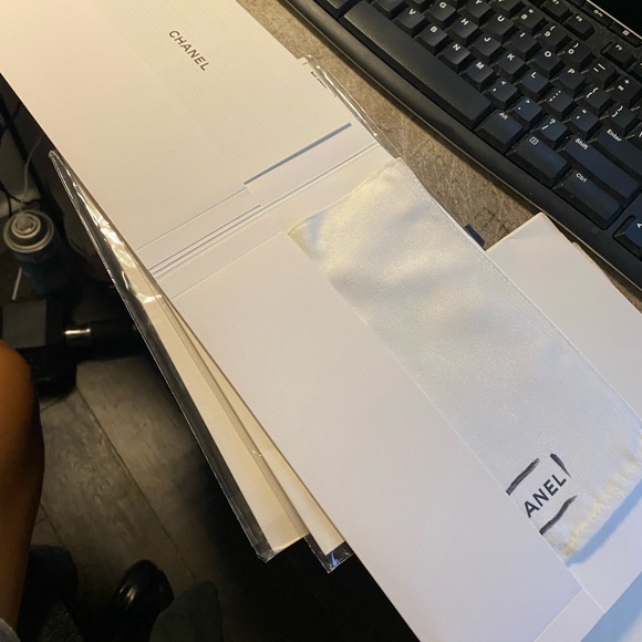 Chanel bag cleaning cloth and care instructions - Picture 2 of 6